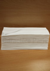 serviette-blanche-fond-bois
